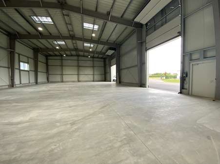 Zwei große Sektionaltore mit einer Durchfahrtshöhe von ca. 4,5 Meter Zwei große Sektionaltore mit einer Durchfahrtshöhe von ca. 4,5 Meter - Halle in 91639 Wolframs-Eschenbach mit 620m² mieten