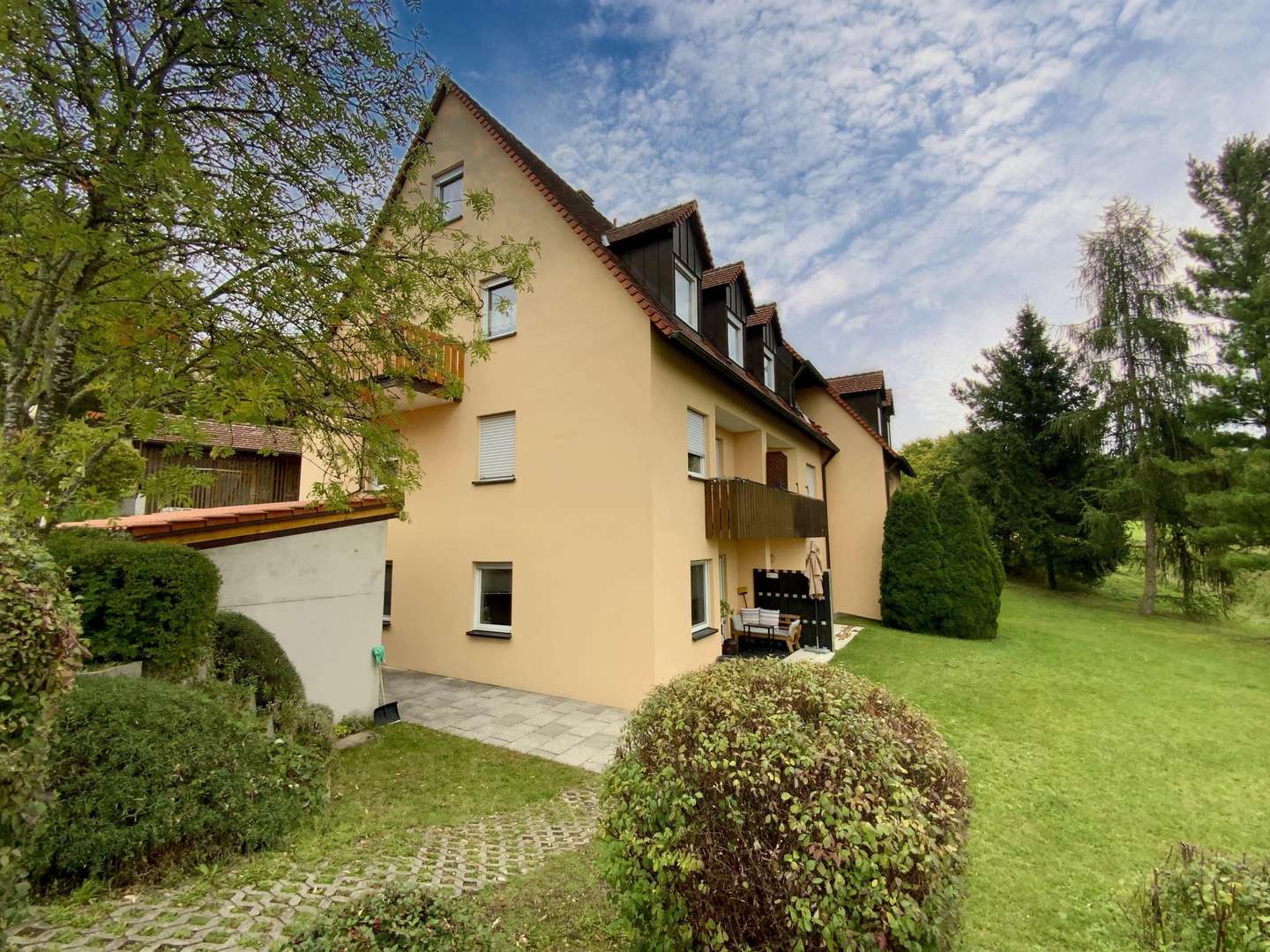 Blick auf das Mehrfamilienhaus Blick auf das Mehrfamilienhaus - Galerie in 91729 Haundorf mit 60m² kaufen