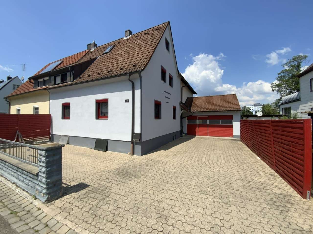 Großzügiges Ein- oder Zweifamilienhaus mit Doppelgarage in ruhiger Lage von Gunzenhausen! - Doppelhaushälfte in 91710 Gunzenhausen mit 150m² kaufen