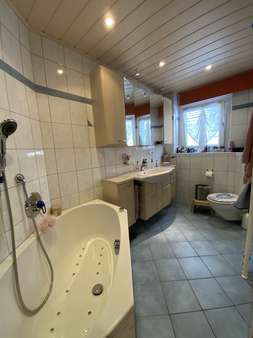 Tageslichtbad mit Badewanne, WC und Waschbecken - Doppelhaushälfte in 91710 Gunzenhausen mit 150m² kaufen