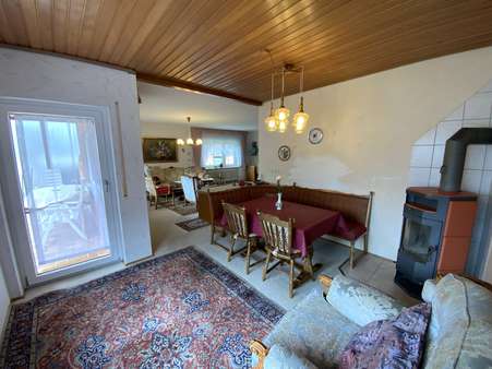 Essbereich mit Schwedenofen und Zugang zur Terrasse - Einfamilienhaus in 91710 Gunzenhausen mit 152m² kaufen