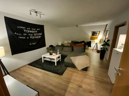 Großzügiges Wohnzimmer mit viel Platz zur individuellen Gestaltung - Etagenwohnung in 91710 Gunzenhausen mit 63m² als Kapitalanlage kaufen