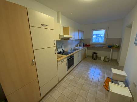 Blick in die Küche mit Einbauküche - Etagenwohnung in 91710 Gunzenhausen mit 79m² kaufen