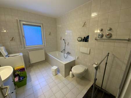 Tageslichtbad mit Badewanne, Dusche, WC, Waschbecken und WM-Anschluss - Etagenwohnung in 91710 Gunzenhausen mit 79m² kaufen