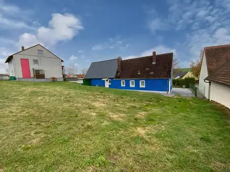 Einfamilienhaus mit viel Potential und großem Grundstück in Pfofeld zu verkaufen.