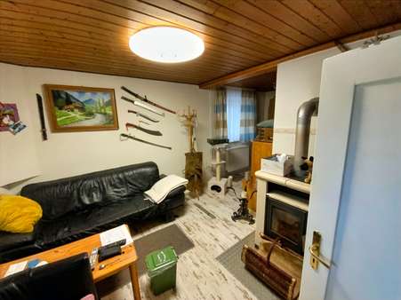 Wohnzimmer mit Holzofen - Einfamilienhaus in 91738 Pfofeld mit 90m² kaufen