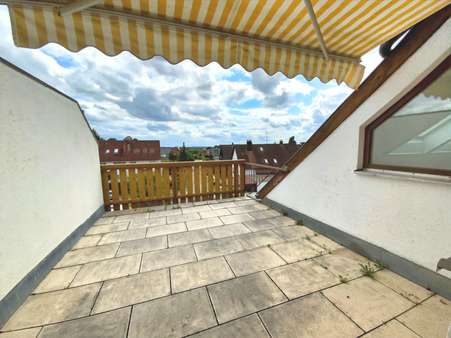 Sonniger Balkon mit Markise - Dachgeschosswohnung in 91735 Muhr mit 86m² kaufen