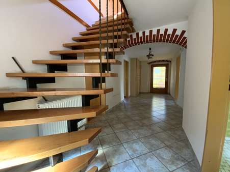 Eingangsbereich mit Treppe zum Dachgeschoss - Einfamilienhaus in 91802 Meinheim mit 164m² kaufen