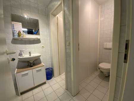 Sanitärraum mit 2 WC - Ladenlokal in 91735 Muhr mit 96m² kaufen