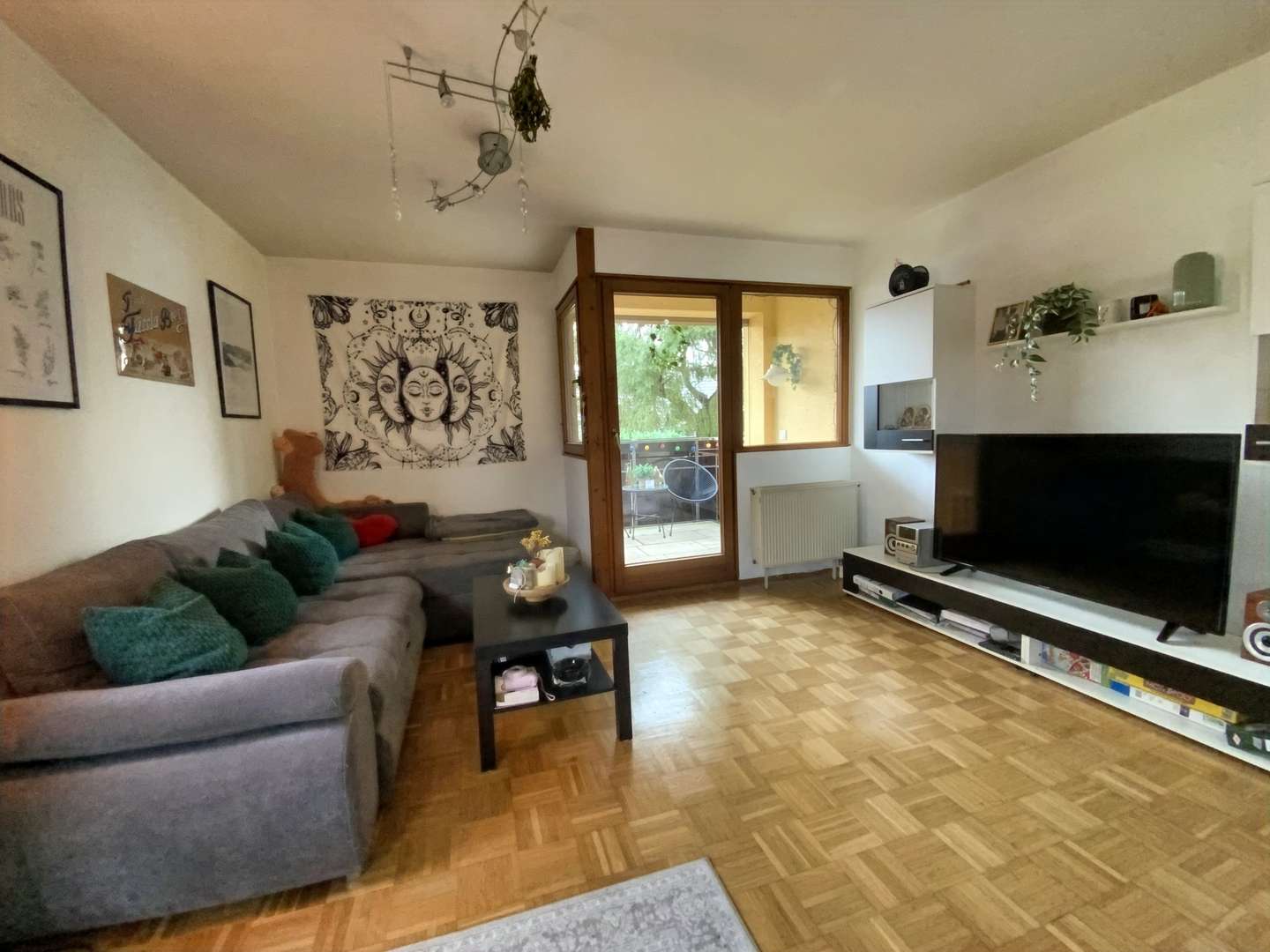 Wohnzimmer / Zugang Balkon - Etagenwohnung in 96129 Strullendorf mit 50m² kaufen
