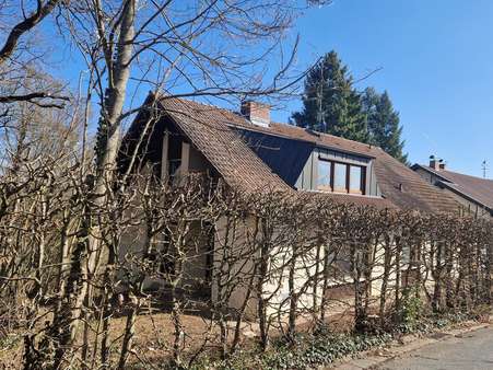 Straßenansicht von Südwesten - Zweifamilienhaus in 96135 Stegaurach mit 222m² kaufen