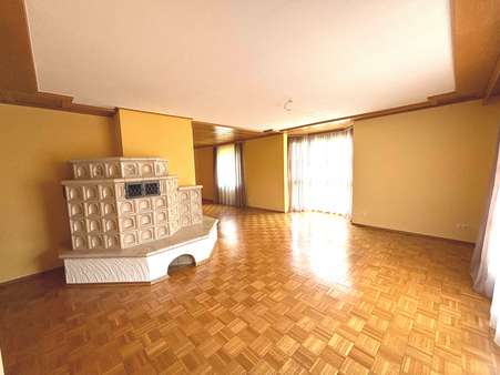 EG: Großzügiger Wohnbereich mit integriertem Kachelofen... - Doppelhaushälfte in 96187 Stadelhofen mit 264m² kaufen