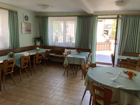 EG: Gaststube mit Austritt zur Gastterrasse - Mehrfamilienhaus in 96132 Schlüsselfeld mit 106m² kaufen
