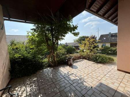Frischluftliebhaber kommen auf der überdachten Terrasse voll auf Ihre Kosten Frischluftliebhaber kommen auf der überdachten Terrasse voll auf Ihre Kosten - Einfamilienhaus in 96199 Zapfendorf mit 120m² kaufen