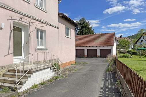Zufahrt zum Hof Zufahrt zum Hof - Mehrfamilienhaus in 96317 Kronach mit 302m² kaufen