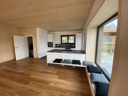 Beispielbild Innengestaltung Küche und Wohnbereich - Bungalow in 95365 Rugendorf mit 130m² mieten