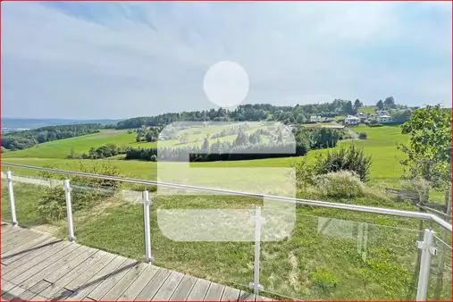 Der Blick ins Grüne und auf die Stadt wird Sie begeistern!