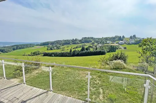 Der Blick ins Grüne und auf die Stadt wird Sie begeistern!