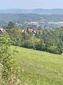 Der Blick ins Grüne und auf die Stadt wird Sie begeistern!