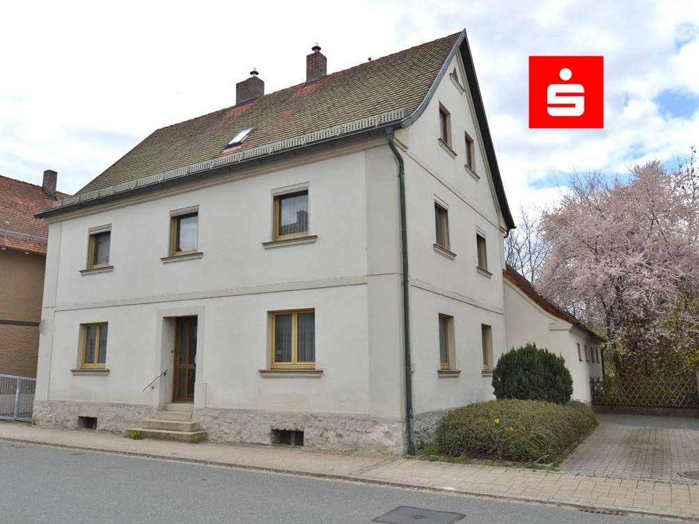 Hausansicht Straßenseite mit Haupteingang - Einfamilienhaus in 95466 Weidenberg mit 160m² kaufen