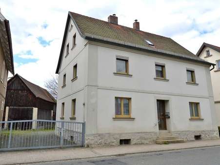 Hausansicht Straßenseite mit Haupteingang und Toreinfahrt zum Grundstück - Einfamilienhaus in 95466 Weidenberg mit 160m² kaufen