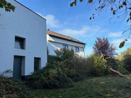 Hinteransicht Garage - Zweifamilienhaus in 95500 Heinersreuth mit 183m² kaufen