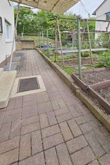 Aussenansicht Eingang mit Beeten - Doppelhaushälfte in 95448 Bayreuth mit 129m² kaufen