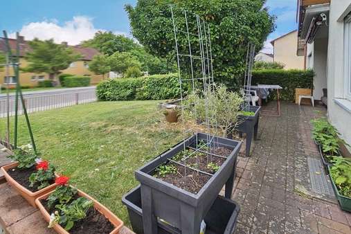 Terrasse und Vorgarten - Doppelhaushälfte in 95448 Bayreuth mit 129m² kaufen