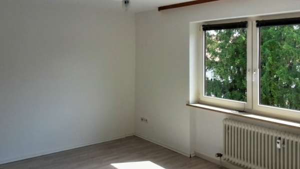 Wohnzimmer - Blick linke Seite - Teilansicht der Wohnzimmerfenster - Etagenwohnung in 95448 Bayreuth mit 31m² kaufen