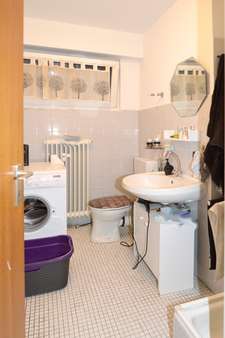 Tageslichtbad mit Dusche, WC - Waschmaschinenanschluss Tageslichtbad mit Dusche, WC - Waschmaschinenanschluss - Etagenwohnung in 95448 Bayreuth mit 31m² kaufen