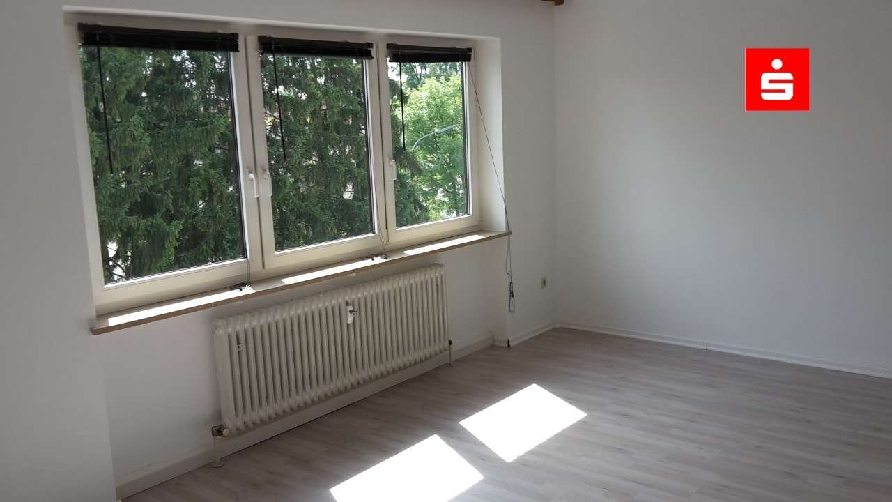 Wohnzimmer - Blick rechte Seite - großes Wohnzimmerfenster Wohnzimmer - Blick rechte Seite - großes Wohnzimmerfenster - Etagenwohnung in 95448 Bayreuth mit 31m² kaufen