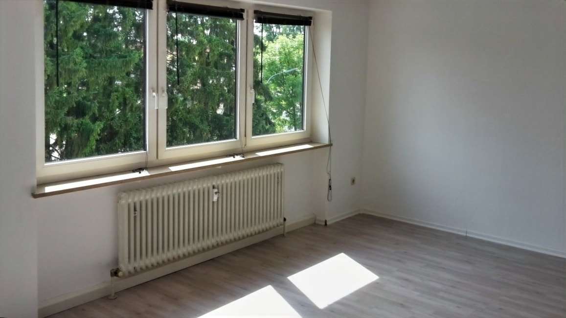 Wohnzimmer - Blick rechte Seite - großes Wohnzimmerfenster - Etagenwohnung in 95448 Bayreuth mit 31m² kaufen