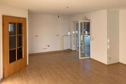 Wohnzimmer mit Zugang Terrasse UG - Mehrfamilienhaus in 95466 Weidenberg mit 250m² kaufen