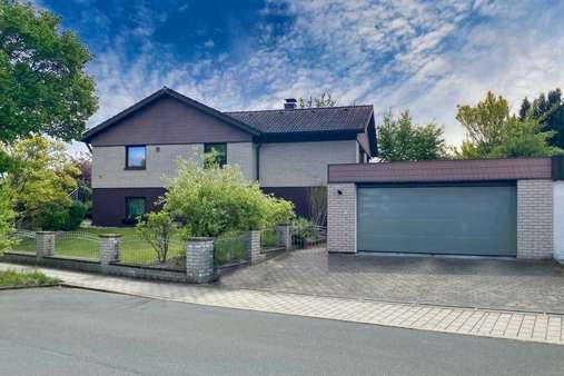 Außenansicht mit Garage - Einfamilienhaus in 95445 Bayreuth mit 155m² kaufen