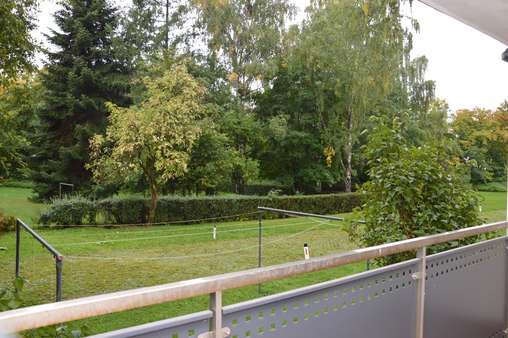 Balkon: Blick in die Grünanlage hinter der Wohnanlage Balkon: Blick in die Grünanlage hinter der Wohnanlage - Etagenwohnung in 95448 Bayreuth mit 79m² kaufen