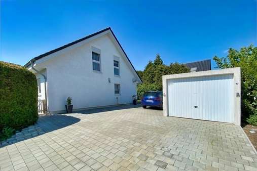 Aussenansicht und Garage Aussenansicht und Garage - Einfamilienhaus in 95490 Mistelgau mit 134m² kaufen