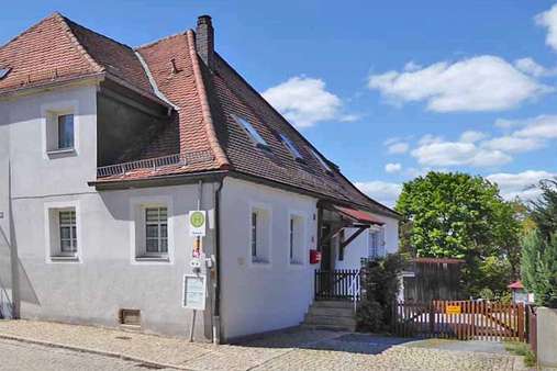 Hauseingang und Hof - Einfamilienhaus in 95466 Weidenberg mit 100m² kaufen