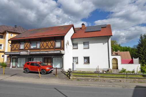 Außenansicht Außenansicht - Zweifamilienhaus in 95686 Fichtelberg mit 200m² kaufen