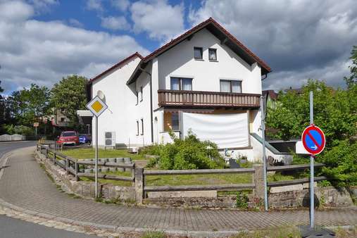 Außenansicht Außenansicht - Zweifamilienhaus in 95686 Fichtelberg mit 200m² kaufen