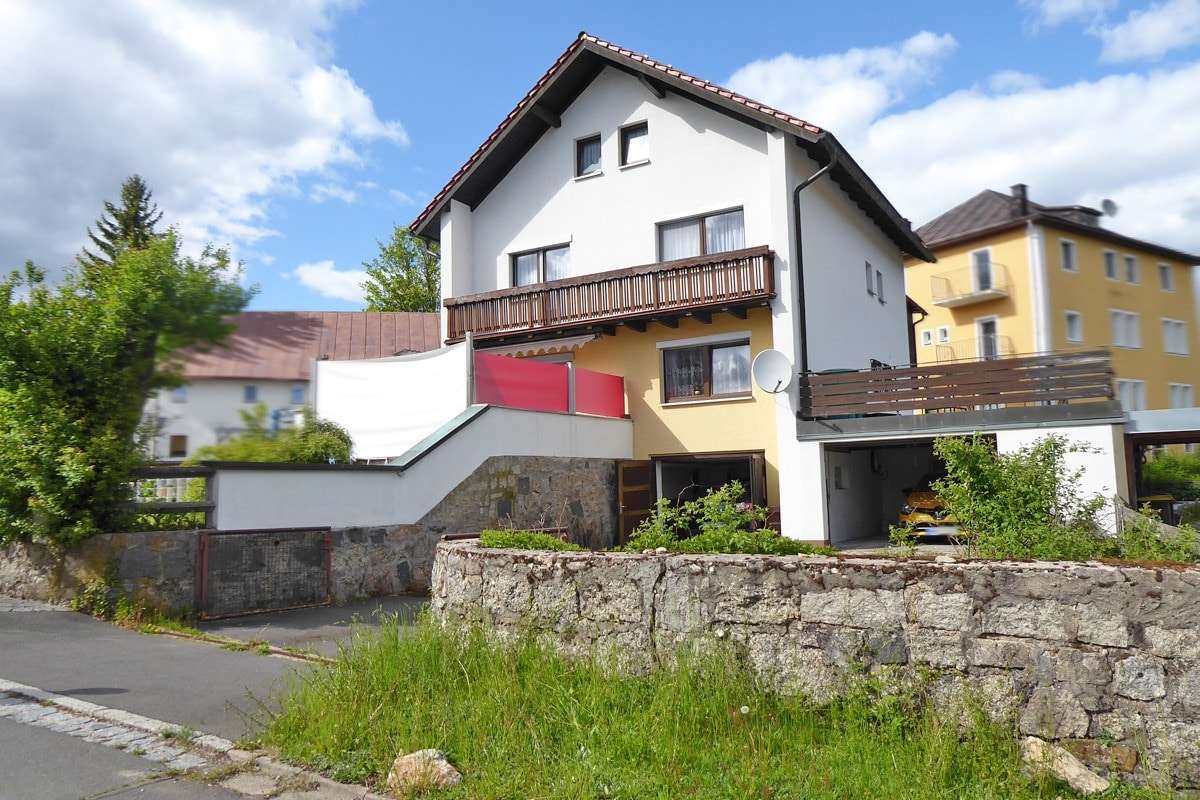 Außenansicht Außenansicht - Zweifamilienhaus in 95686 Fichtelberg mit 200m² kaufen