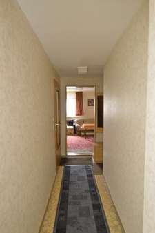 Flur - Richtung Wohnzimmer und Küche - Doppelhaushälfte in 95447 Bayreuth mit 118m² kaufen