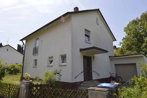 Ansicht Hauseingang mit Garage - Einfamilienhaus in 95447 Bayreuth mit 118m² kaufen