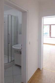 Blick ins Bad und Wohnzimmer Blick ins Bad und Wohnzimmer - Etagenwohnung in 95444 Bayreuth mit 27m² kaufen