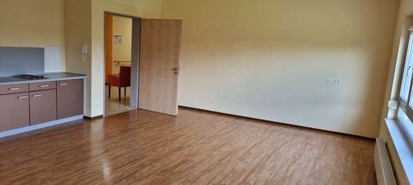 Zimmer - Innenansicht mit Küche - Wohnung in 95503 Hummeltal mit 40m² kaufen