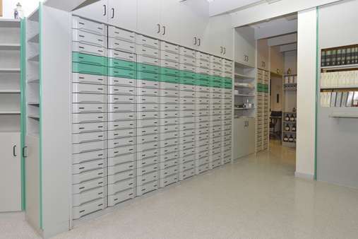 Medikamentenschrank - linke Seite - Krankenhaus in 95448 Bayreuth mit 130m² kaufen
