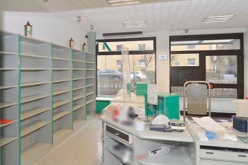 Verkaufsraum - Ansicht Richtung Ausgang - Krankenhaus in 95448 Bayreuth mit 130m² kaufen