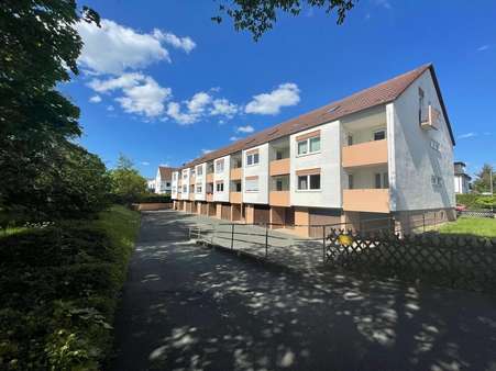 Außenansicht Garagenseite - Etagenwohnung in 95445 Bayreuth mit 63m² kaufen