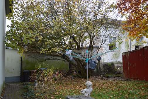 Garten - linke Seite - Zugangsweg - Einfamilienhaus in 95448 Bayreuth mit 112m² kaufen
