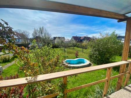 Blick in den Garten - Einfamilienhaus in 95488 Eckersdorf mit 160m² kaufen