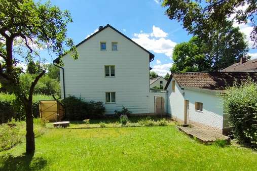 Ansicht Gartenseite -  Garage mit Nebengebäude - Doppelhaushälfte in 95445 Bayreuth mit 160m² kaufen